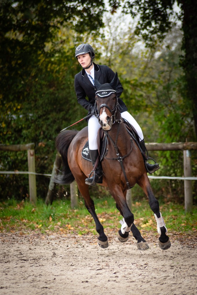 une cavaliere à cheval, shooting équin